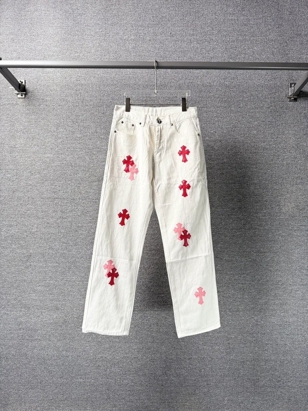P230 💰 (Top version) Chrome Hearts/Chrome Hearts Classic white powder series colored leather cross washed color cloth unisex denim trousers Vibe style straight stacked god-level version Carbon fine bias denim color cloth Old vintage full set of hardware - Chrome Hearts white cow series The high version uses high-ounce customized fabrics, fermentation washing and soft color fixation, soft and thick to wear, the details are all made by hand-polished craftsmanship, all-over printed jacquard fabric Unique design style. Through multiple processes to create a full retro feel. Unique niche non-contrast shirt. Customized distressed spray-painted buttons. Craftsmanship in every detail. Color: white powder. Size: 28-30-32-34 (corresponding to S-M-L-XL)